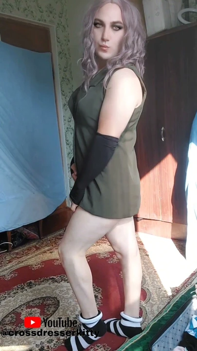 Büyük Kalçalı Ateşli Sarışın Crossdresser, Büyük Götüyle Kısa Mini Elbise Şovu Yapıyor | Klip 1
