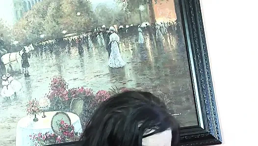 Ateşli genç esmer öfkeli bir sikişmeden önce siyah bir delikanlının amını yalıyor gibi görünüyor