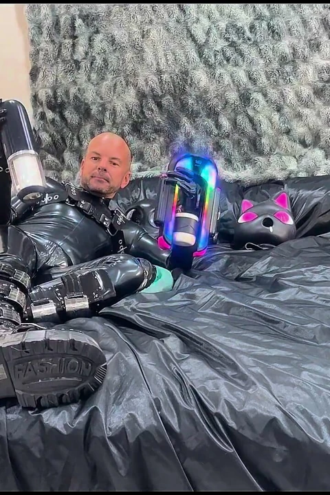 Full Black Rubber Vibes