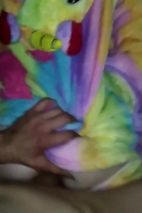 Babalar minik üvey kızını ıslak amından sikiyor!