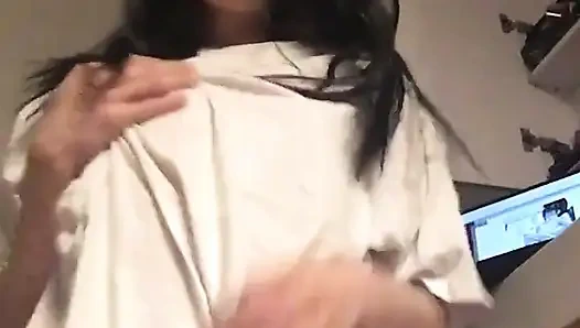 Yeni peruğumu denerken kendimi kaptırdım