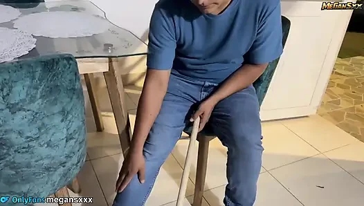 Komşum beni çok zengin sikmek için gözlerini kapatıyor