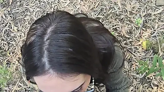 Amatör orta yaşlı seksi kadın herkesin görmesi için yolun yanında ormanda sikişiyor ve emiyor