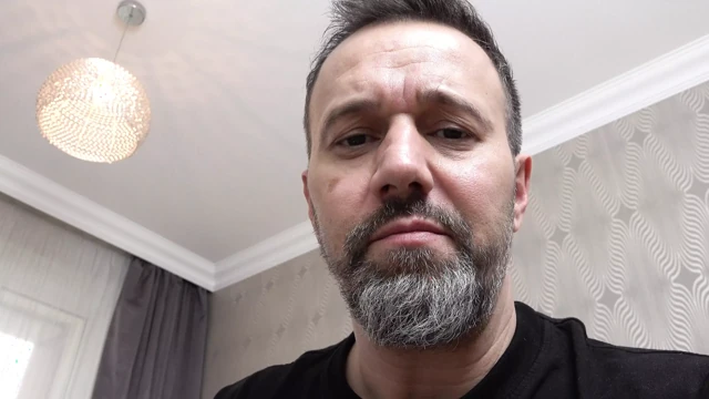 Genç kız porno yapımcısı Titus'a ziyaret ediyor ve ona ne yapabileceğini gösteriyor ve porno kariyeri hayal ediyor