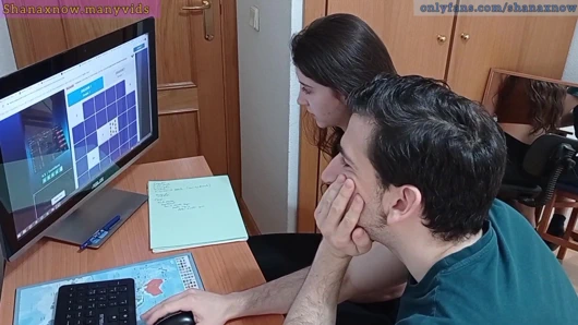 Genç öğrenci şantaj, pov oral seks, ağzına boşalmak, yutmak.