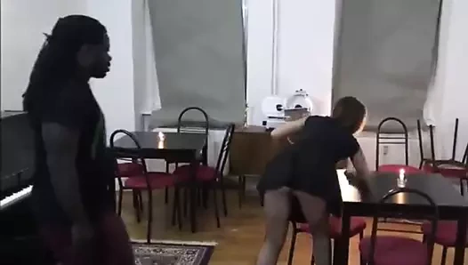 Barbesitzer fickt Kellnerin