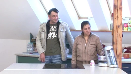 Nine amcığı çığlık atana kadar yumrukla sikiliyor