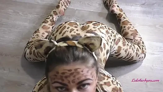 Tigress kostümü içindeki seksi hatun erkek arkadaşını emiyor