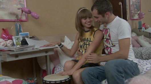 Müzik öğretmeni dersten sonra genç sarışınla eğlendi