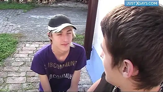 İki genç adam eğleniyor