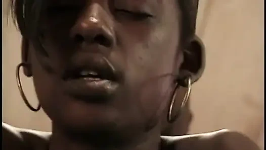 Doğal memeli Afrikalı güzellik zevkle yarak mastürbasyon yapıyor