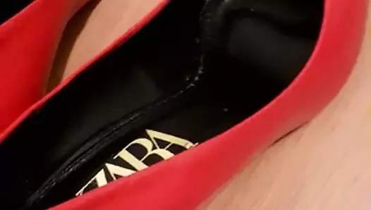 Gf'in yeni kırmızı sivri ayakkabıları hızlı sikişiyor