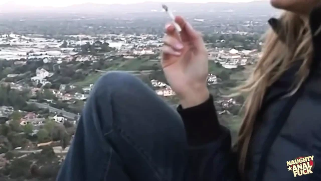 Блондинка с большой задницей принимает массивный член в ее задницу и кончают.