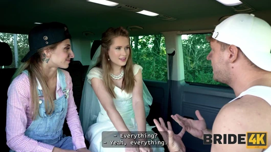 BRIDE4K. Arabada doğal memeli seksi genç gelinle üçlü seks
