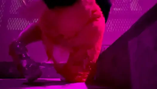 Artemisia Love uzun bacaklarını yüksek topuklu ayakkabılar ve sulu götünü gösteriyor