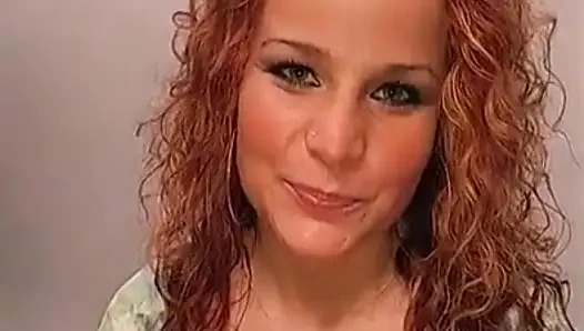 Kızıl Saçlı Sürtük 30 Cm Dildosunu Amına Sokuyor