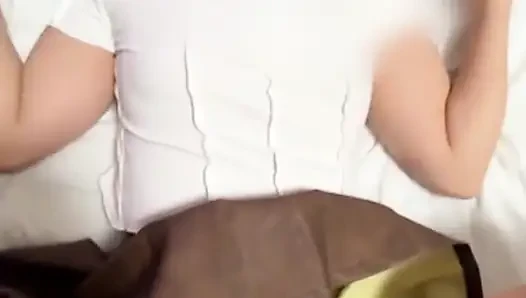 Alyans kapalı, arkasından derin yoğun seks. Kocasına ihanet ediyor, sert orgazm oluyor! 1.