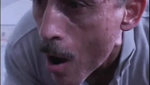 Kız üniformalı amcıkla mastürbasyon yapıyor (tam orijinal film.)