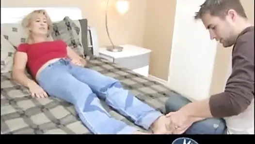 Mia Ivanova büyük doğal göğüsleriyle yatakta sikişiyor