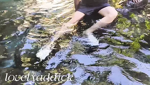 Nehrin soğuk suyunda yıkandı.