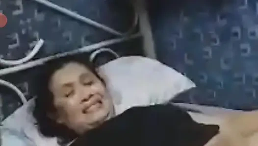 Götlü götlü sikimi misyoner pozisyonunda sıkıyor ve amına sert sikişiyor ve bakire olduğunu söyledi çok sıkı hissediyor