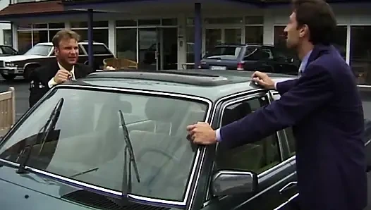 Alman sürtük üçlü sekste parmaklanıyor ve sikiliyor