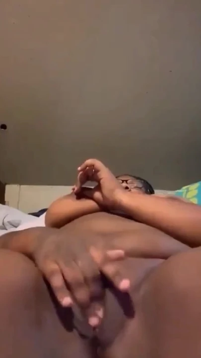 Islak amcığımı ovalıyor göğüslerimi sıkıyor çok sert boşalıyorum