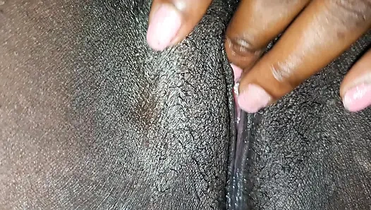 Islak amcık gerçek bir adam tarafından sikilmek istiyor