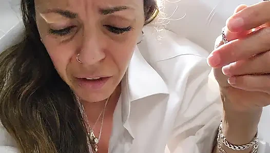 Sevimli evli kadın kafasını kurutucuya sokuyor ve dışarı çıkmak için iyi yardım alıyor