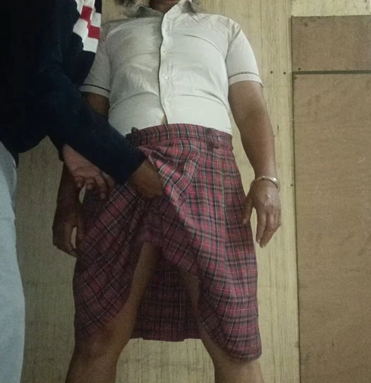 Hintli üniversiteli kız sessiz bir yerde birlikte özel bir anda rol yapıyor