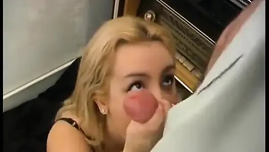 O muhteşem sarışın sikiliyor