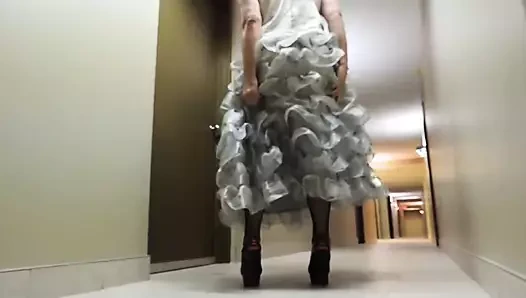 Otel koridorunda gümüş gece elbisesi içinde sissy ray