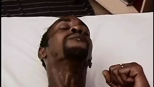 Yakışıklı adam arkadan almak için eğiliyor