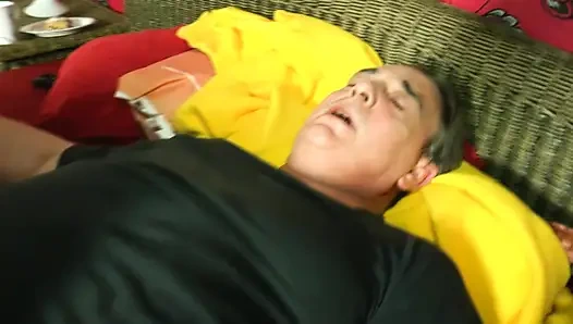 Edepsiz Alman nine yatak odasında sikiliyor