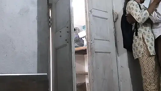 Hintli kız ve erkek arkadaşı sınıfta sessiz bir işaret yapmaya başlıyor