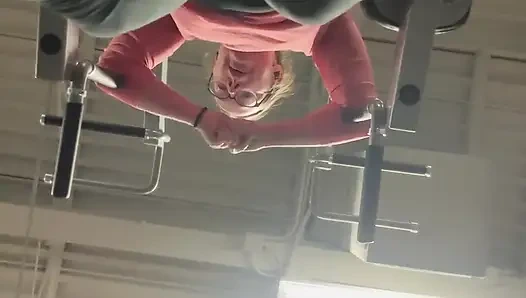 İlk kez spor salonu orgazmı!! Spor salonunda ab egzersizinden boşalıyor