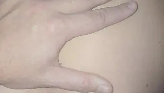 Amımın içine boşalıyor ve ben amcığım dölünü osurarak boşaltıyorum.e