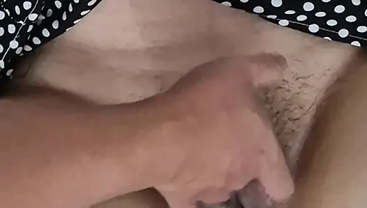 Orta yaşlı seksi kadının amını parmaklıyor