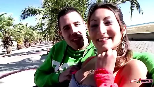 Orta yaşlı seksi kadın uzun penisine kovboy kız gibi bindi ve adam yüzünün her yerine geldi