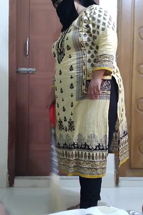 Hintli orta yaşlı seksi üvey anne üvey oğlunun boşalması için yardım ediyor