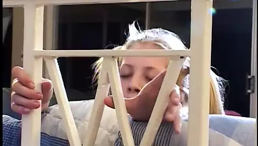 Yaramaz sarışın genç slaytlar kalın yapay penis yukarı ona sıkı kedi