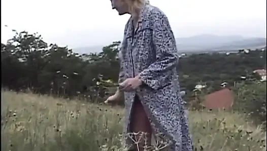 Yaşlı ve genç büyük grup seks partisi orta yaşlı seksi kadın sikişiyor (tam orijinal film.)