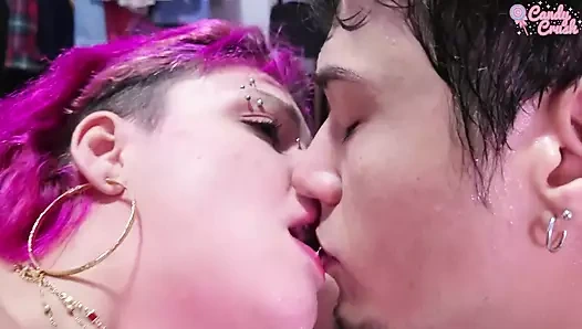 Bu küçük sürtük deliklerinin büyük yaraklarla dolduğunu seviyor