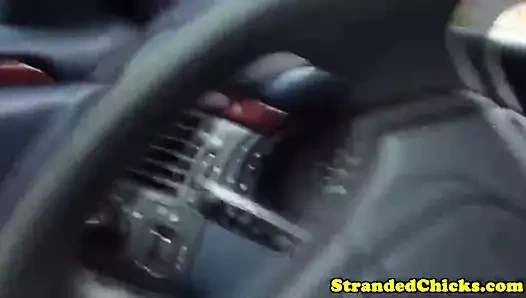 Avrupalı ​​genç mahsur kaldı bir yolculuk teklif edildi