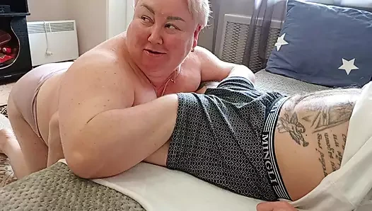 Ev yapımı amatör videoda büyük doğal memeli üvey anneden oral seks