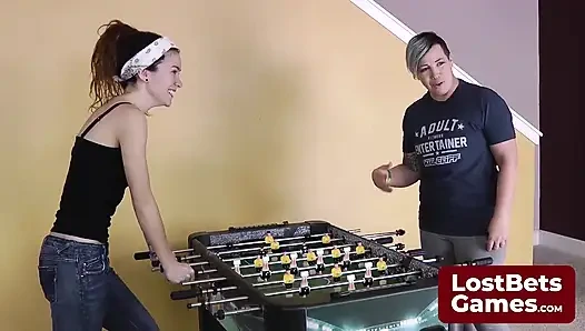 Un gioco di foosball promette una sculacciata alla fine