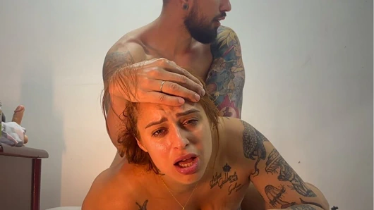 Kızıl saçlı deli gibi inliyor sıkı götten kalın yarak alıyor - yüze tepki