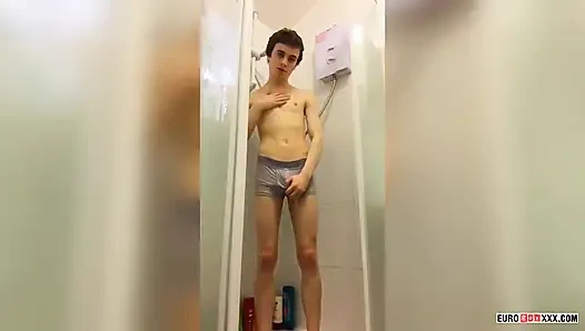 Büyük ıslak sünnetsiz twink yarak!