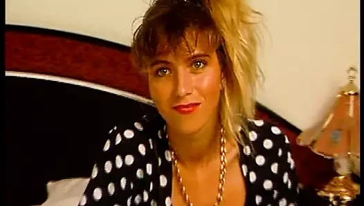 Unerfahrenes Babe fistet Ihre Fotze vor der Kamera im Hotelzimmer