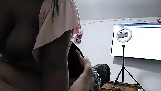 New York, Amerika Birleşik Devletleri'nden büyük sarkık memeli 18 yaşındaki esmer, üvey kardeşinin büyük aletini sikiyor